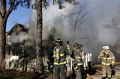 MKFD FF's stand Fast as other FD's knock down the Bedford Hills blaze. Photo by Frank Becerra. (12/26/08) 